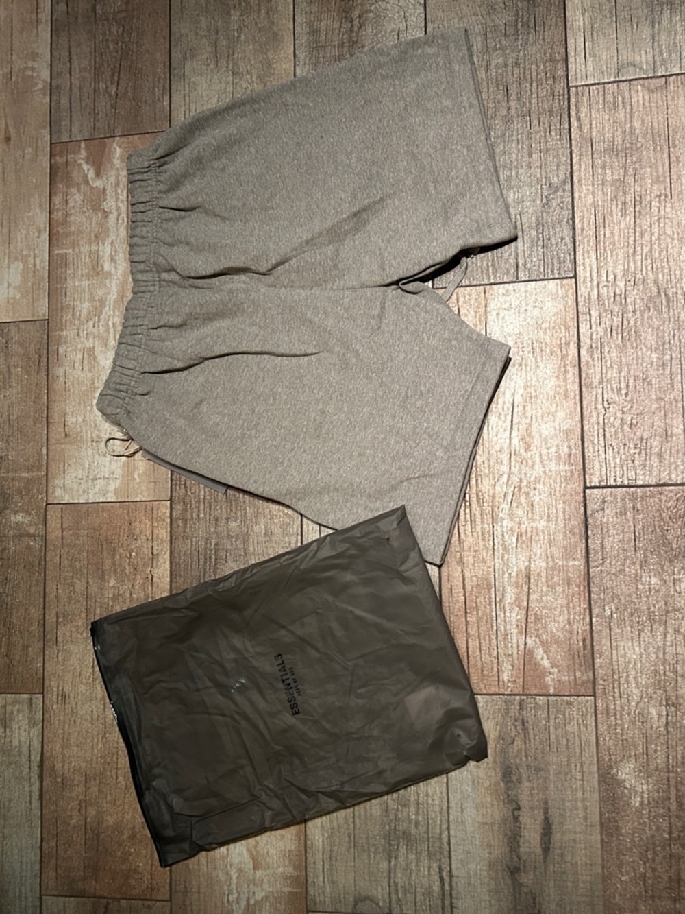 Essentials shorts - Picture 3 of 3
